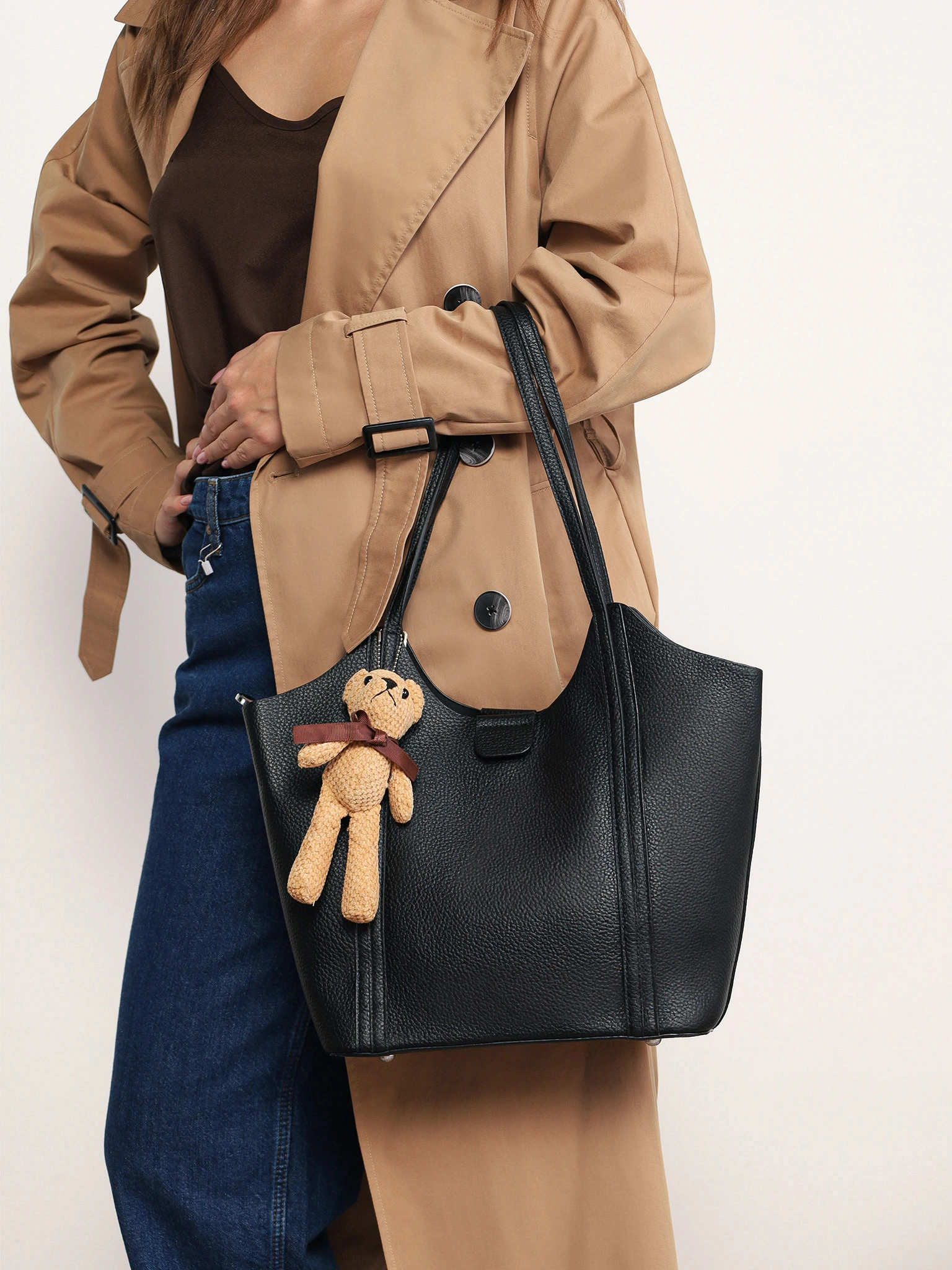 Сумка-тоут с плоскими ручками с брелком-медвежонок в ассортименте